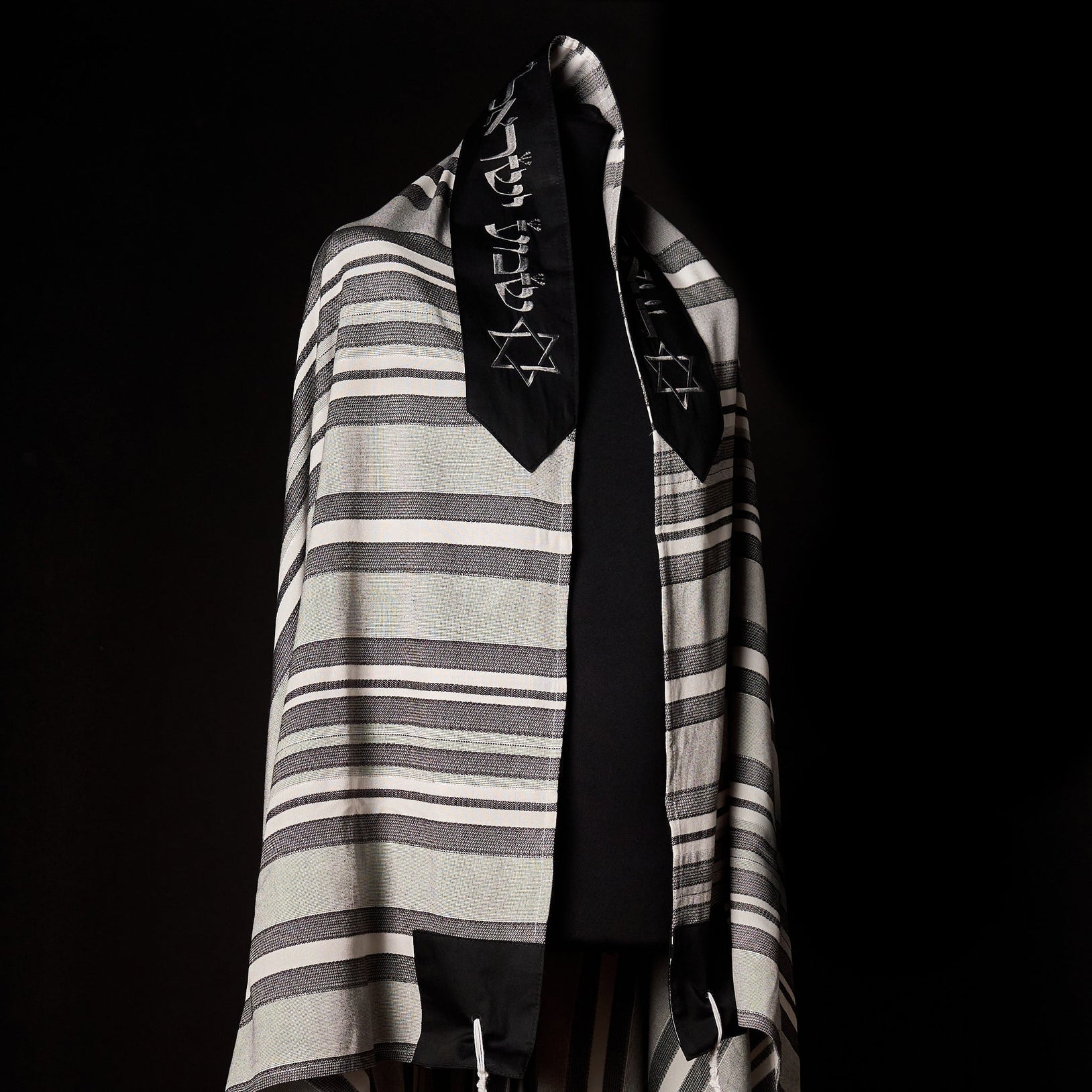 #color_grey-and-black-stripe