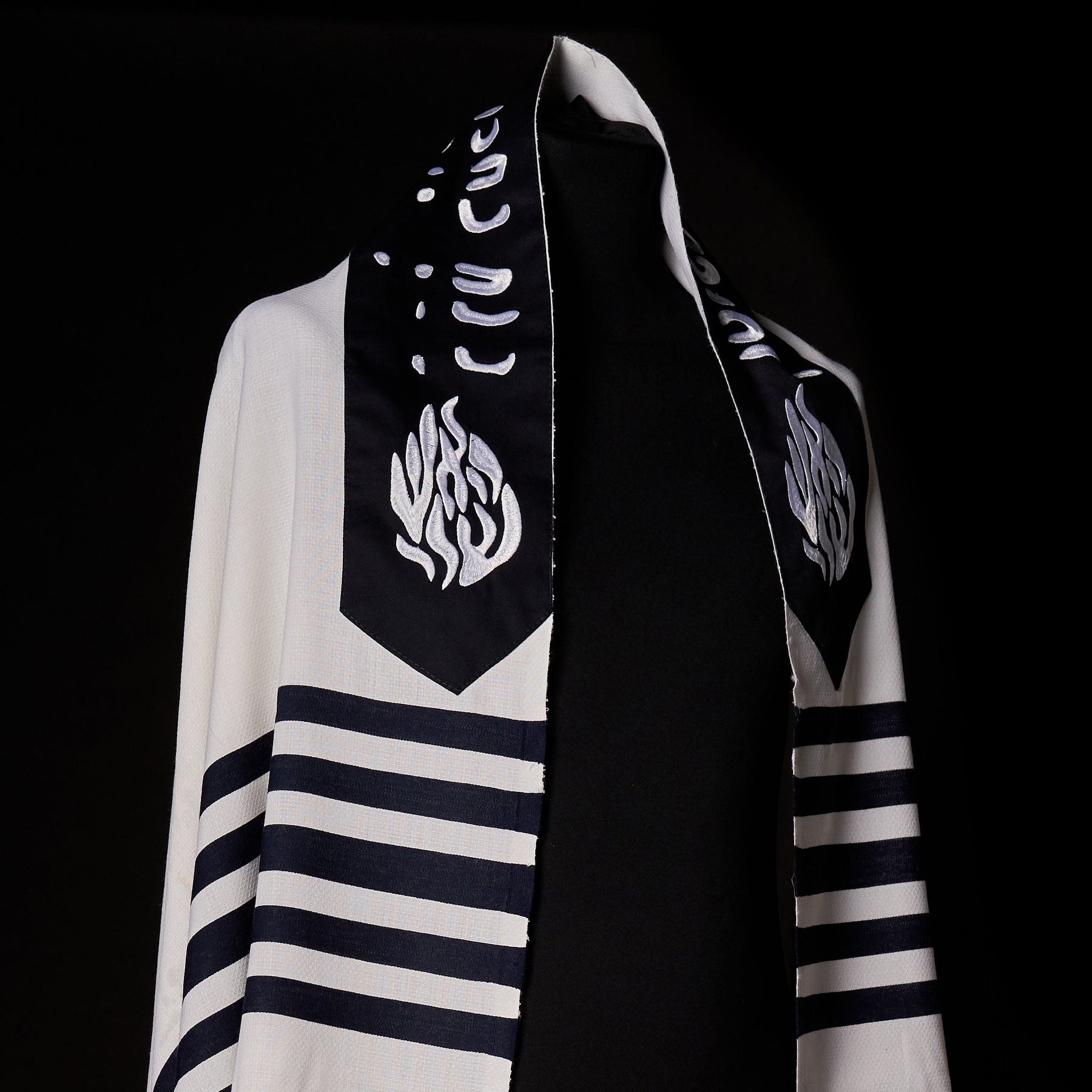 Petek Tallit White Navy | Luxury Prayer Shawl
