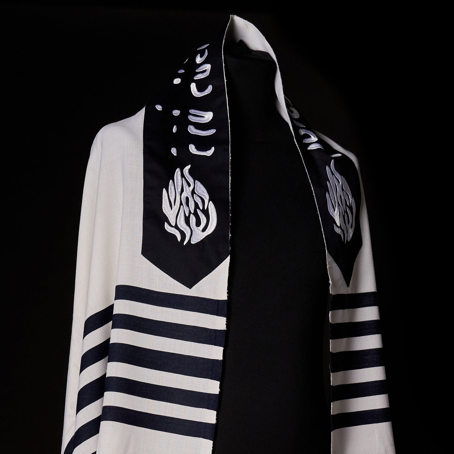 Petek Tallit White Navy | Luxury Prayer Shawl